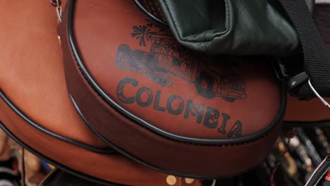 bolso de cuero tradicional colombiano en una tienda de monserrate