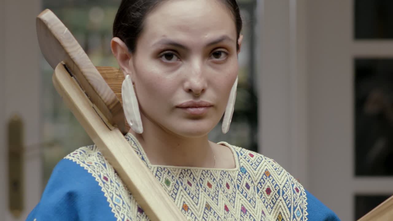 안데스의 전형적인 드레스, 예술적인 춤 예술과 함께 집 정원에 있는 의자 사이에서 춤을 추는 아름다운 소녀