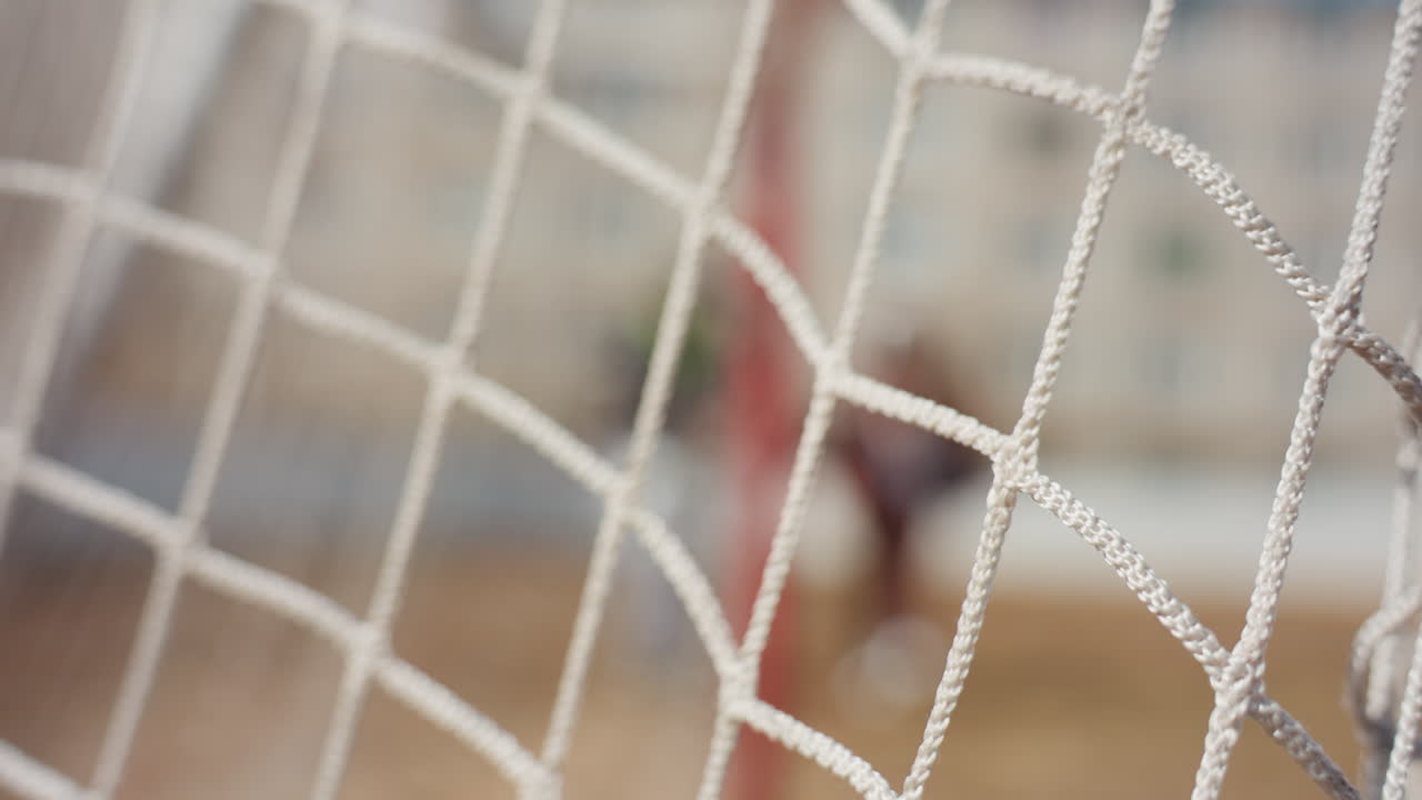 Emozionante partita di calcio in città, vivace incontro di calcio urbano che mette in evidenza l'impegno del portiere, energica partita di calcio in città che mostra i rapidi movimenti del difensore e la diligente prestazione del portiere