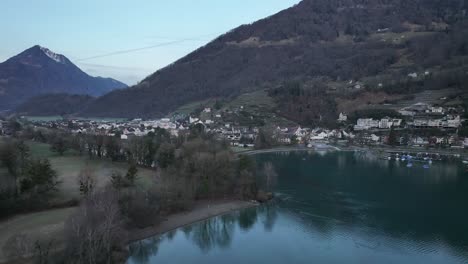 Weesen-Stadt-Und-Walensee-In-Der-Abenddämmerung