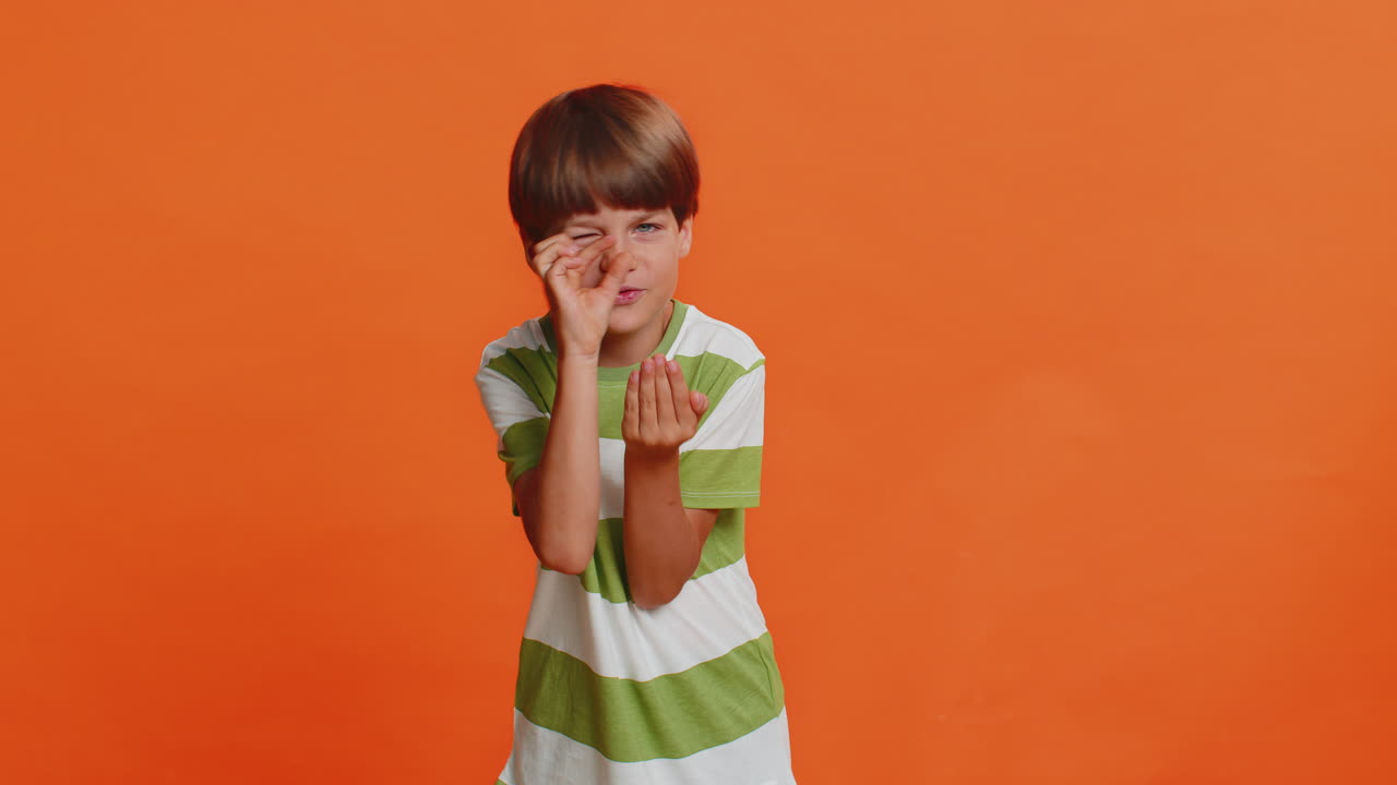 niño niño muestra un poco de gesto suplicando ayuda necesito un poco más por favor dame la medida de tamaño pequeño