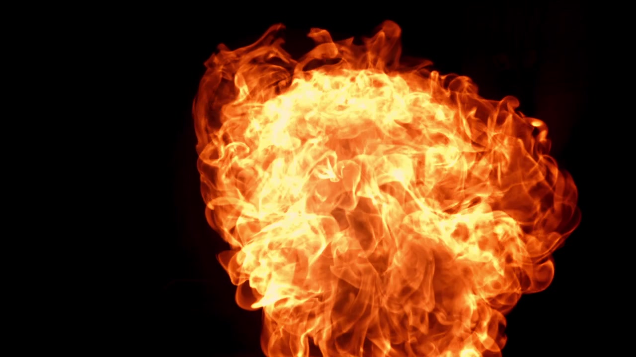 Esplosione realistica di palla di fuoco che si accende e svanisce su sfondo nero