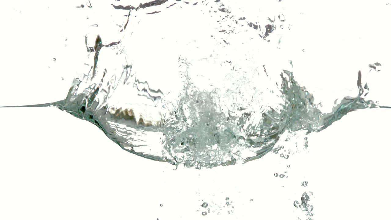 백색 배경 에 바나나 가 물 에 잠기고 있다