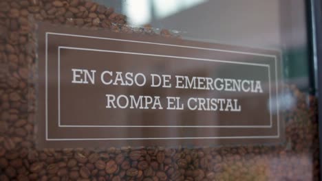señal de café de emergencia en español "en caso de emergencia, rompa el vidrio", imágenes que se mueven hacia atrás