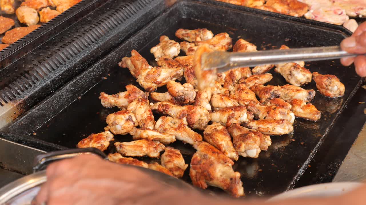 평평한 꼭대기 그릴에서  날개를 는 클로즈업