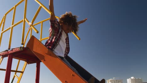 Kleiner-Junge,-Der-Spaß-Auf-Dem-Spielplatz-Hat