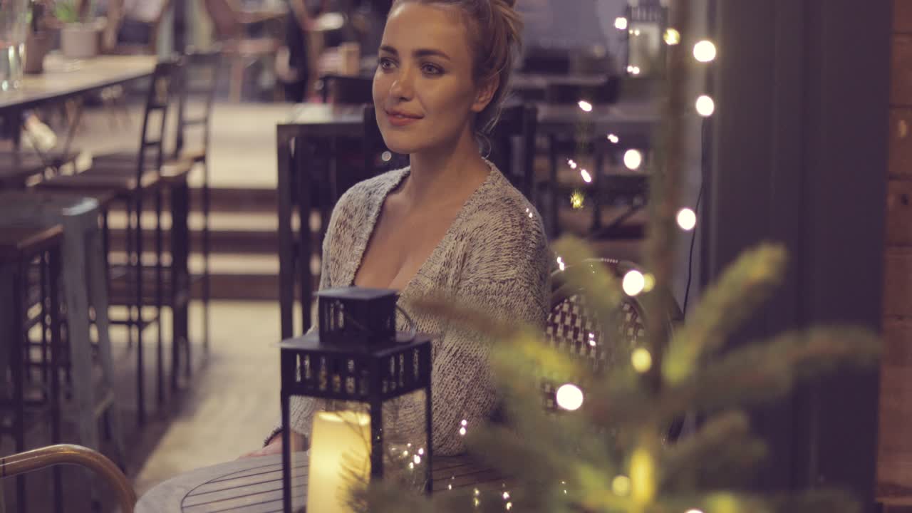 жизнерадостная женщина с поднятой рукой