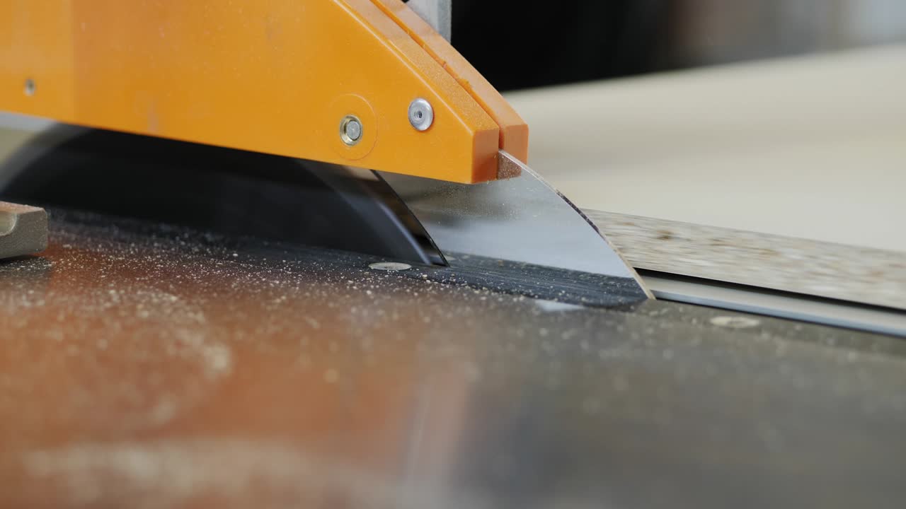 나무공이 판을 잘라내고 있습니다.