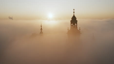 Castillo-De-Wawel-Durante-El-Amanecer-Brumoso,-Cracovia,-Polonia