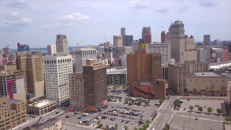 Drohnenaufnahme-Der-Skyline-Von-Downtown-Detroit-–-Schwenk-Nach-Rechts