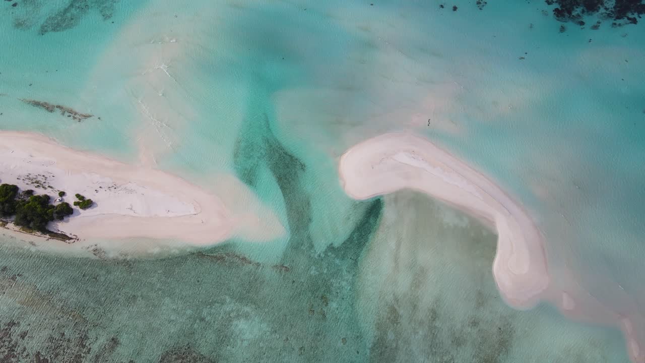 맑은 날에 잔잔한 인도양 무인 항공기의 청록색 얕은 물이 있는 몰디브의 아름다운 모래톱