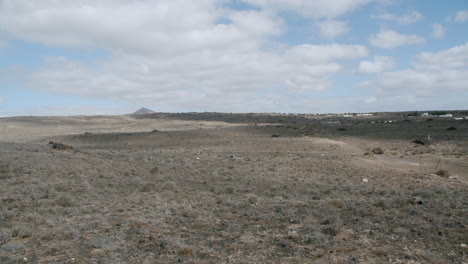 terreno plano con escasa vegetación