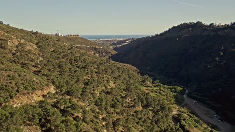 Drone-flying-over-Sierra-de-Las-Nieves,-south-of-Spain,-tilting-up-into-the-horizon