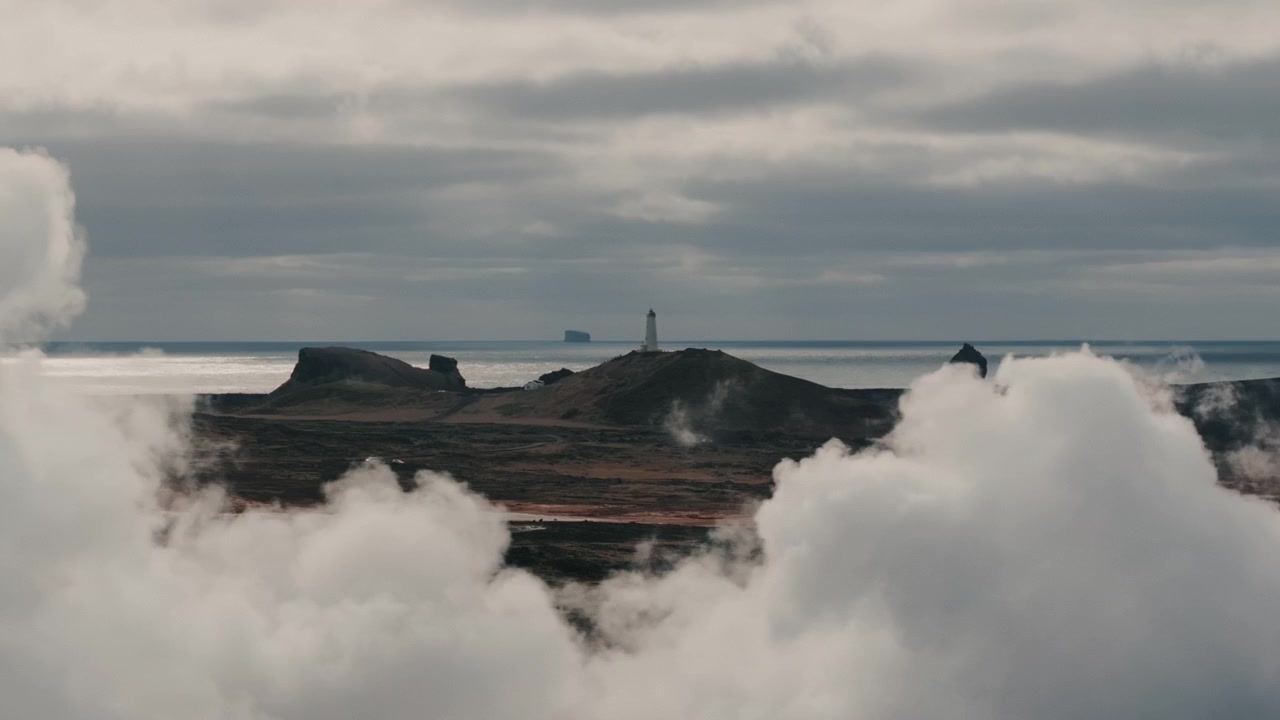 Reykjanes'te Deniz Feneri ve Okyanus Yakınındaki Jeotermal Buhar Bacalarının Havadan Çekimi