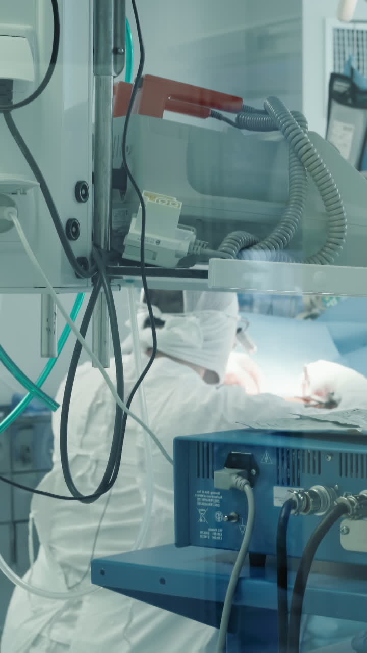 의사와 팀은 클리닉에서 수술을 수행합니다. 외과 의사와 간호사는 복잡한 관상동맥 바이파스 수술에서 긴밀하게 협력하여 조정된 노력을 보여줍니다.