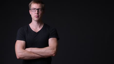 retrato de un hombre contra un fondo negro