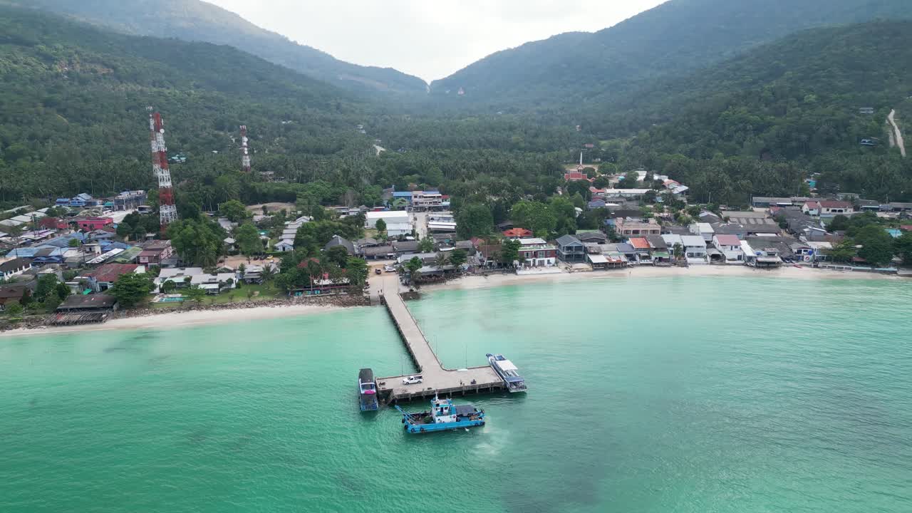 vista aérea del muelle de chalok lam en la isla de koh phangan, tailandia