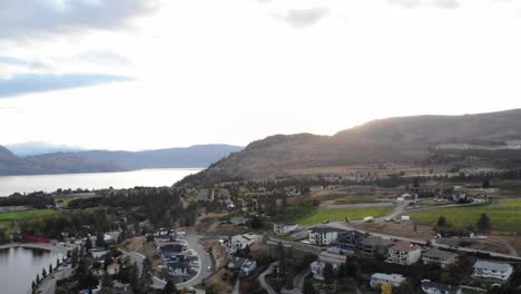 Panorámica-Aérea-Izquierda-Por-Parte-Continental-De-Kelowna-Junto-Al-Paseo-Marítimo