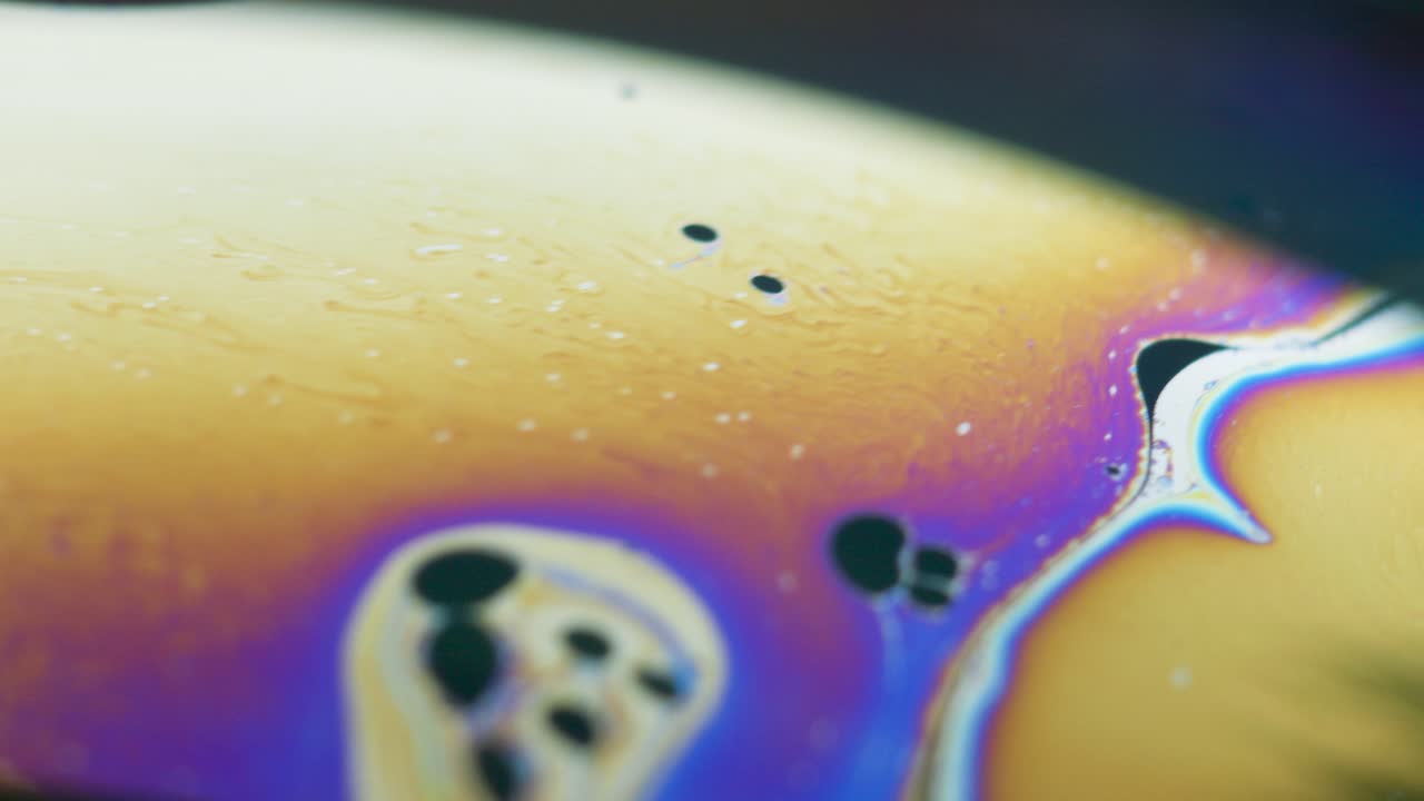 dinámica de fluidos y difracción de refracción de la luz en la superficie de la burbuja de jabón de cerca