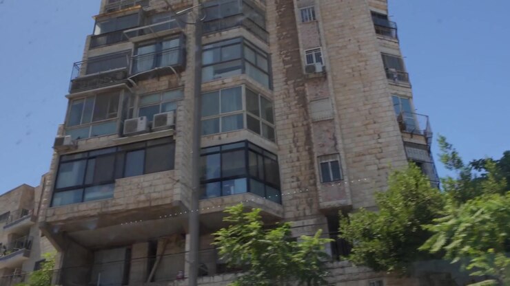 Guidare attraverso le strade e gli edifici della città di Gerusalemme