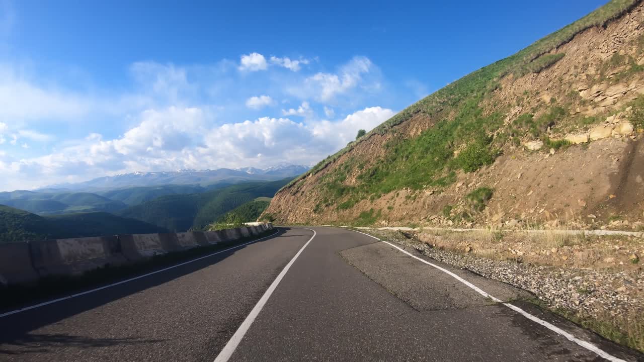 un coche conduciendo en una carretera serpenteante