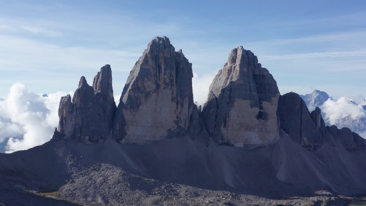 pico de la montaña tre cime di lavaredo en dolomitas italia, vista aérea de cerca