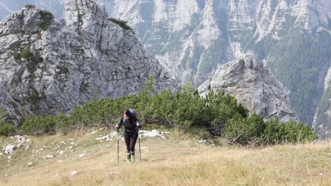 woman-hiking-in-mountains-during-weekend-Cheerful-girl