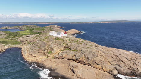 paisaje diurno del faro de stavernsodden en una costa rocosa en la isla de stavern, noruega