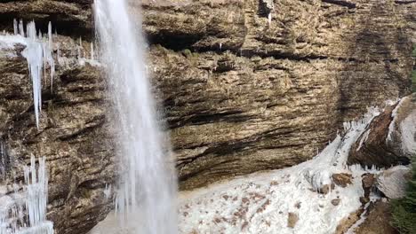 cascada desde el acantilado en cámara lenta