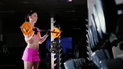 Starke-Sportliche-Frau-Trainiert-Mit-Einer-Langhantel-In-Der-Turnhalle-Weibliches-Bodybuilding-Zeitlupebuilding