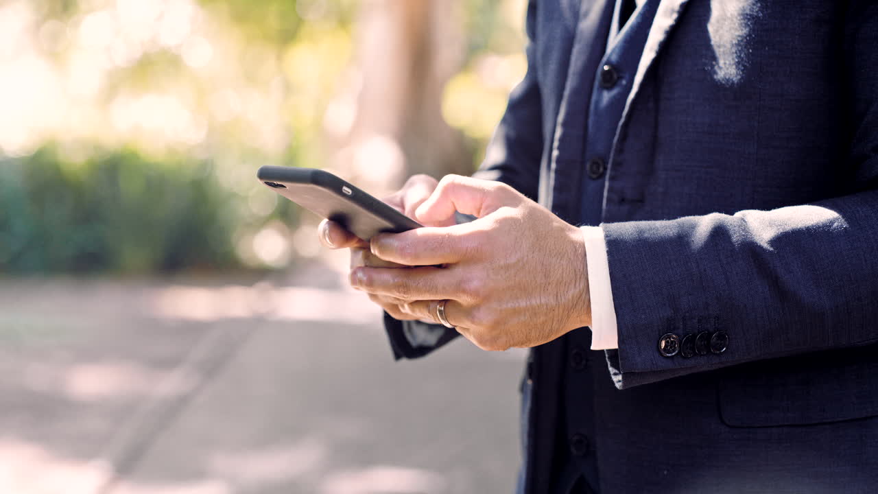 Teléfono, manos y primer plano de empresario en la naturaleza