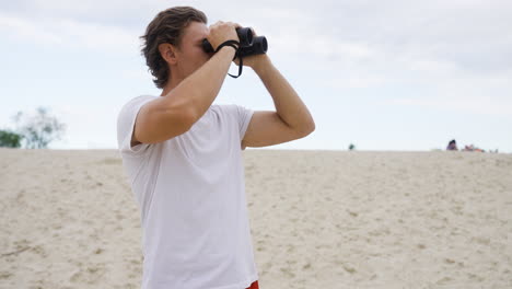 salvavidas masculino en la playa