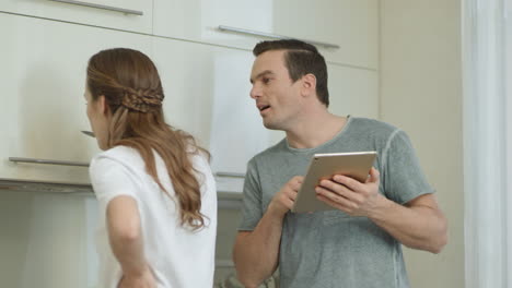 pareja de primer plano cocinando juntos en casa. marido degustando sopa de su esposa