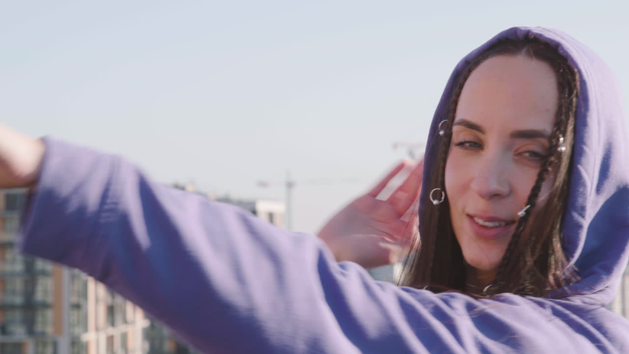 vista de cerca de una mujer joven en una terraza