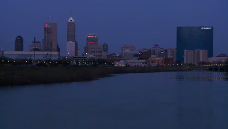 Die-Stadt-Indianapolis-Indiana-In-Der-Dämmerung-Mit-Dem-Weißen-Fluss-Im-Vordergrund