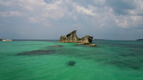 chunks-of-rock-at-low-tide