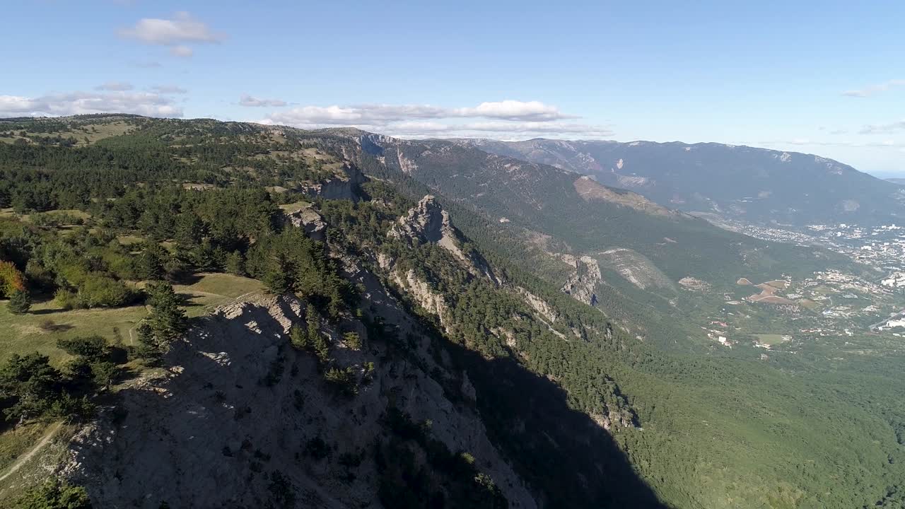 산 계곡의 공중 풍경