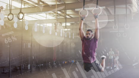 animación del procesamiento de datos en la interfaz sobre el entrenamiento cruzado de hombres biraciales utilizando anillos de gimnasio en el gimnasio