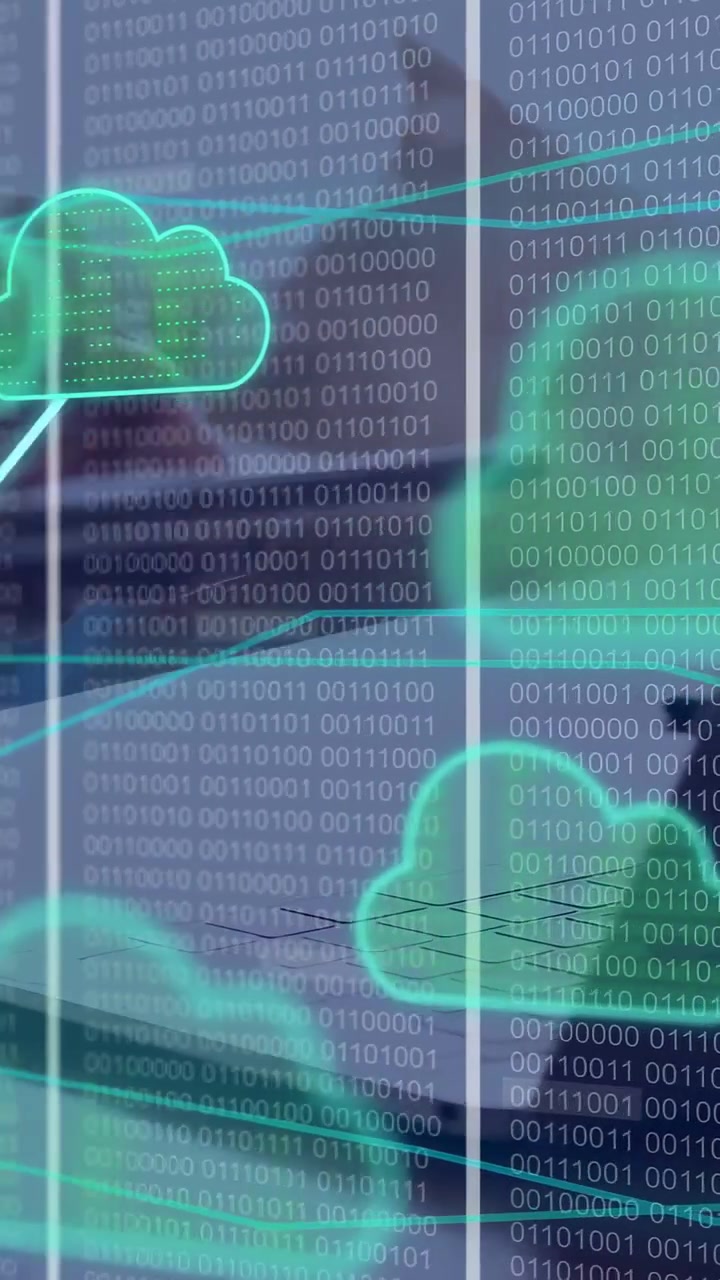 Video verticale: Donna digita su un laptop, causando l'apparizione di icone binarie e cloud sopra le mani che inviano dati al cloud.