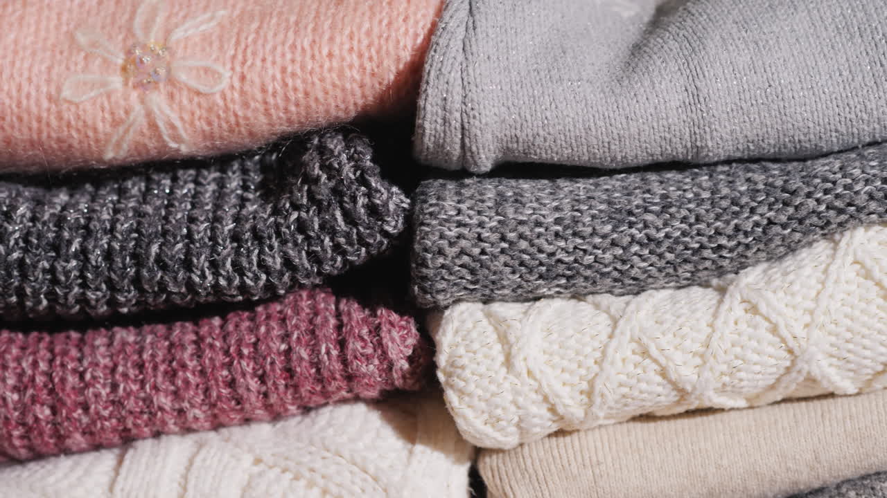 호텔 컨셉을 훔치는 옷들 사이에 숨어있는 곳에 여권을 숨긴다