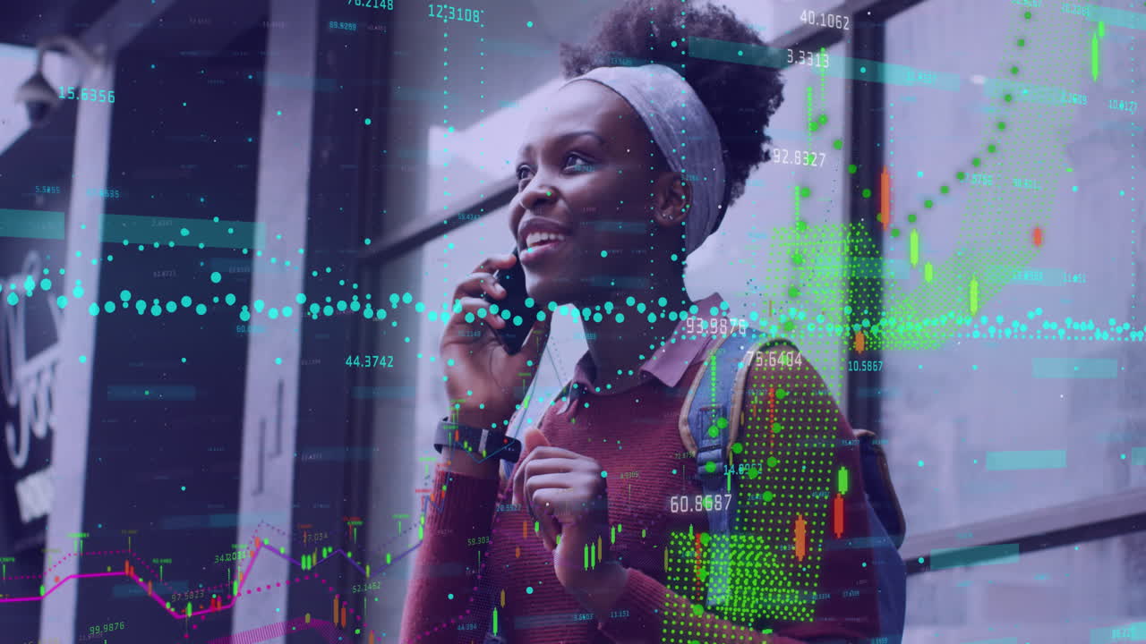 Animation af behandling af finansielle data over kvinde, der bruger smartphone