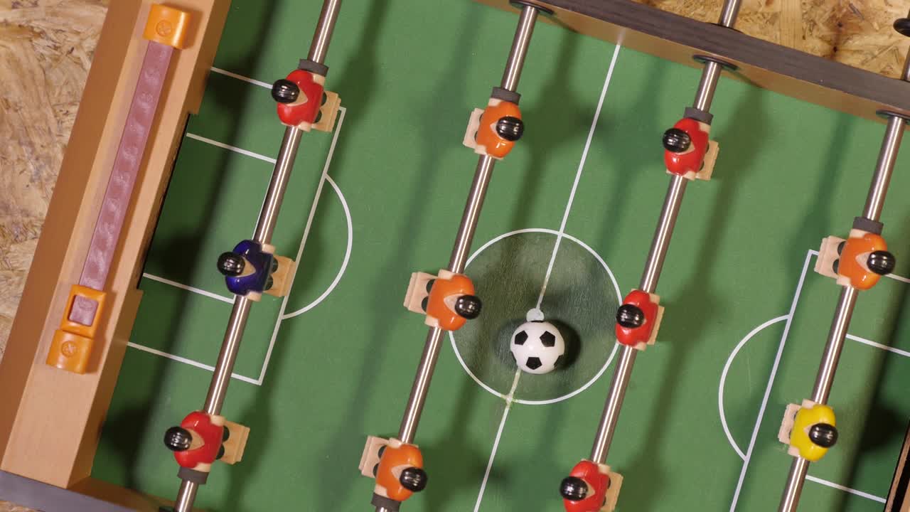 Jogo de futebol de mesa giratório com vista de cima