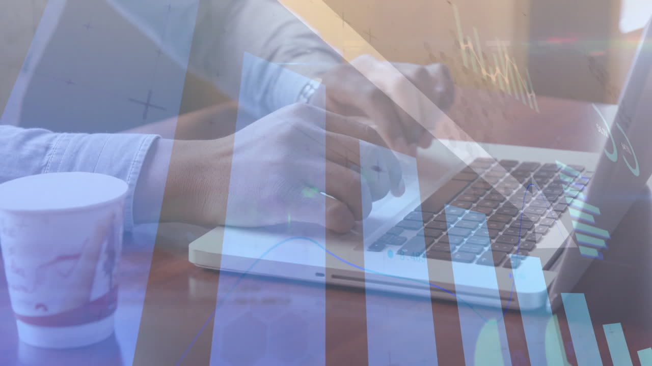 animación del procesamiento de datos financieros sobre un empresario caucásico que usa una computadora portátil