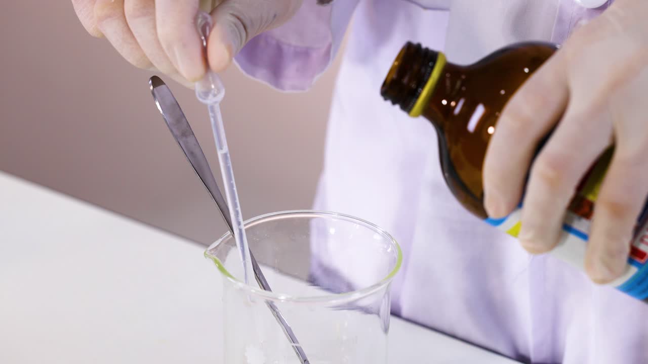 반응을 위해 비커에 화학 물질을 는 것