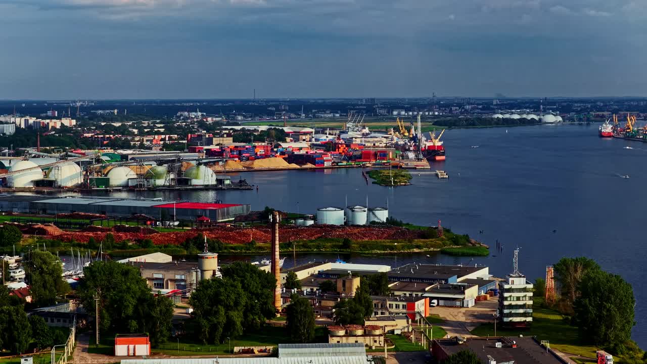 Drönarpanoramavy över en industrihamn med fraktfartyg och kranar.