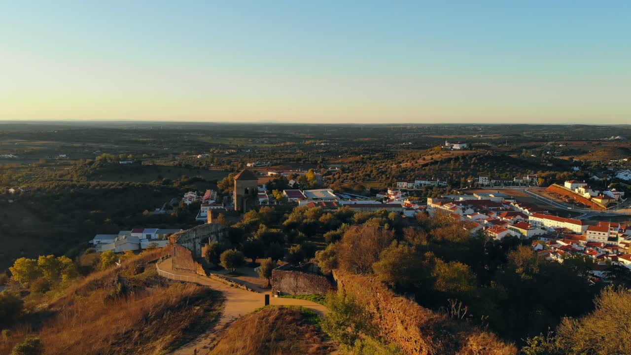 Portekiz'in Alentejo bölgesindeki bir tepenin drone çekimi