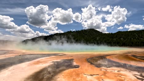 Hermosos-Colores-Del-Gran-Manantial-Prismático-En-El-Parque-Nacional-De-Yellowstone,-Wyoming,-EE.UU.