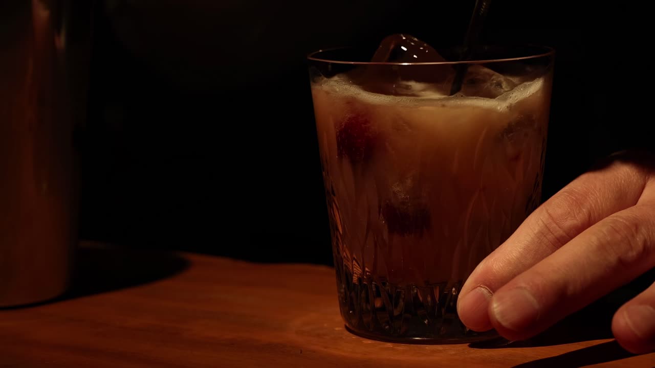 Bartender guarnecendo e servindo um coquetel