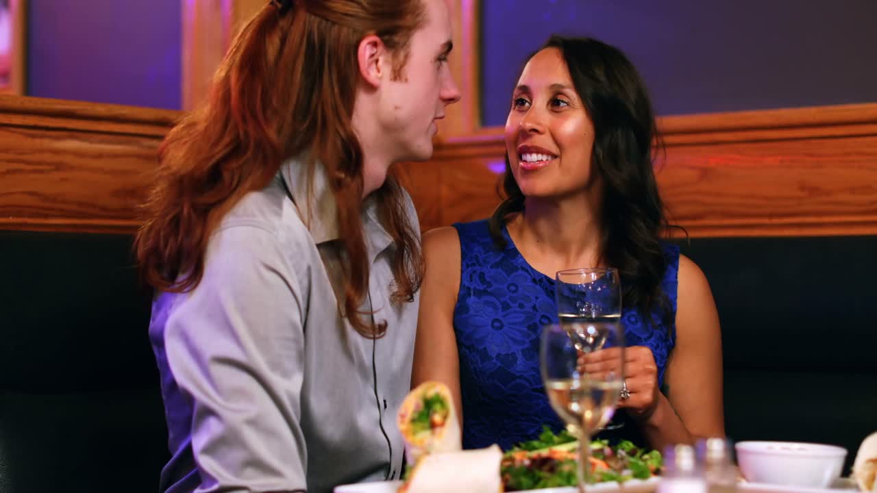 pareja mirándose mientras hablan 4k