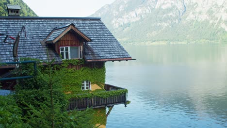 Ciudad-De-Cuento-De-Hadas-En-Austria,-Hallstatt-Casa-Típica-Austriaca-Junto-A-Un-Lago-Tranquilo